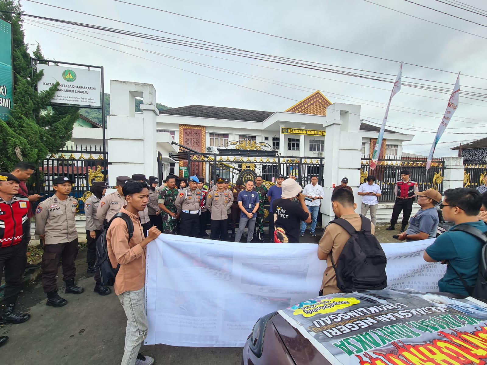 Polres Lubuk Linggau Kerahkan Personel Pengamanan Aksi damai yang Digelar oleh Aliansi Pemuda Anti Korupsi (APAK)