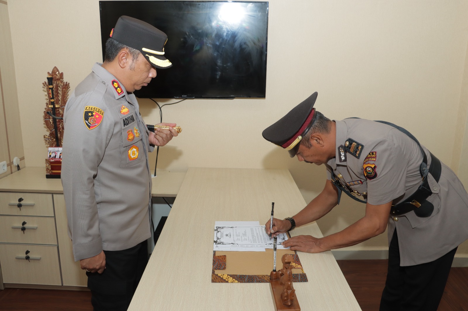 Kapolres Lubuk Linggau, AKBP Adithia Bagus Arjunadi Kukuhkan Iptu Rahmat Dalimunte sebagai PS Kasiwas Polres Lubuk Linggau 