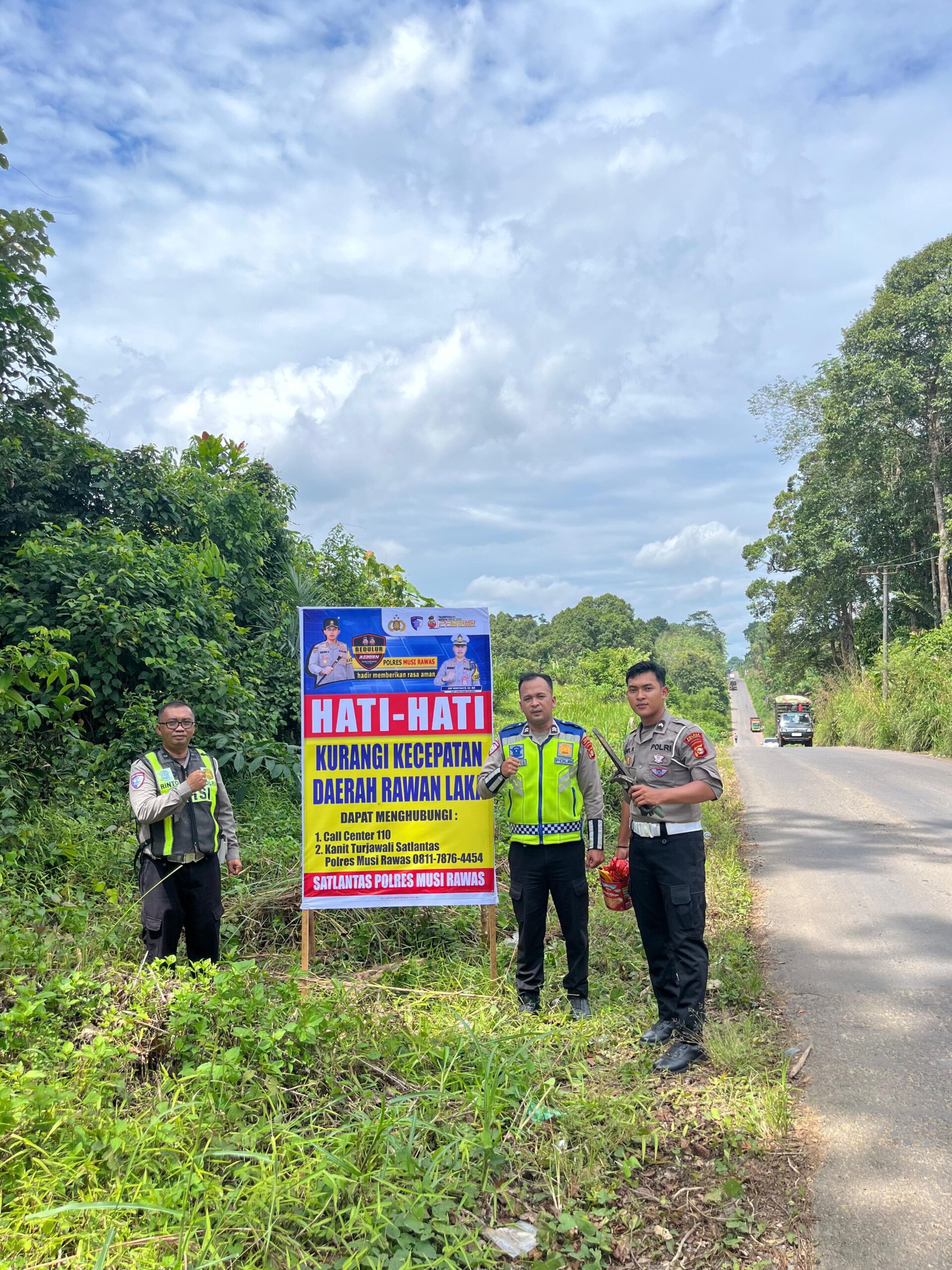 Cegah Lakalantas, Satlantas Polres Musi Rawas Pasang Spanduk Himbauan dan Patroli Lalulintas