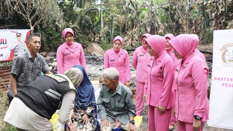 Hadir di Tengah Duka, Ketua Bhayangkari Cabang Musi Rawas Salurkan Bansos dan Gelar “Trauma Healing” Kepada Korban Kebakaran