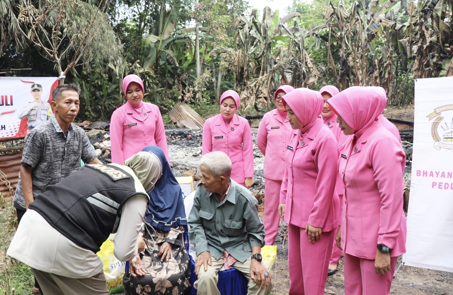 Hadir di Tengah Duka, Ketua Bhayangkari Cabang Musi Rawas Salurkan Bansos dan Gelar “Trauma Healing” Kepada Korban Kebakaran