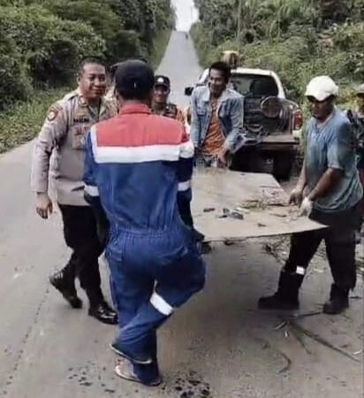 Cegah Kecelakaan Berulang, Kapolsek BTS Ulu Turun Langsung Benahi Jembatan Berlubang di Desa Tambangan