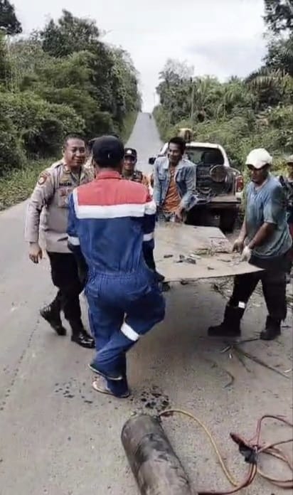 Cegah Kecelakaan Berulang, Kapolsek BTS Ulu Turun Langsung Benahi Jembatan Berlubang di Desa Tambangan