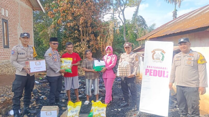 Ringankan Beban Warga, Polsek Jayaloka Polres Musi Rawas Salurkan Bantuan Kepada Korban Kebakaran di Kelurahan Marga Tunggal