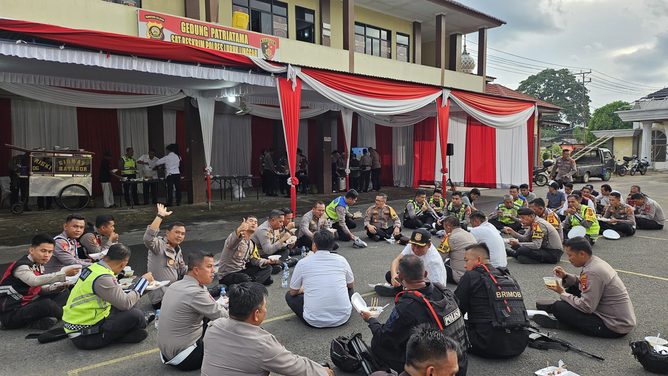 Sebelum Terjun ke Titik Pengamanan di seluruh penjuru kota, Kapolres Lubuk Linggau, Mengajak Seluruh Jajarannya Untuk Istirahat Sejenak