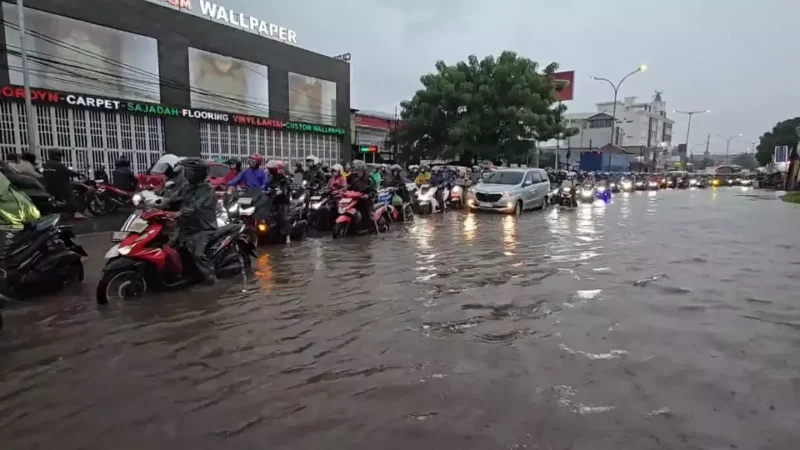 Hujan Deras, Sejumlah Wilayah Bekasi Terendam Banjir dan Lalu Lintas Tersendat