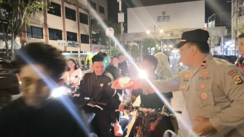 Malam Pergantian Tahun, Polres Lubuklinggau Bagikan Nasi Kotak Kepada Masyarakat 