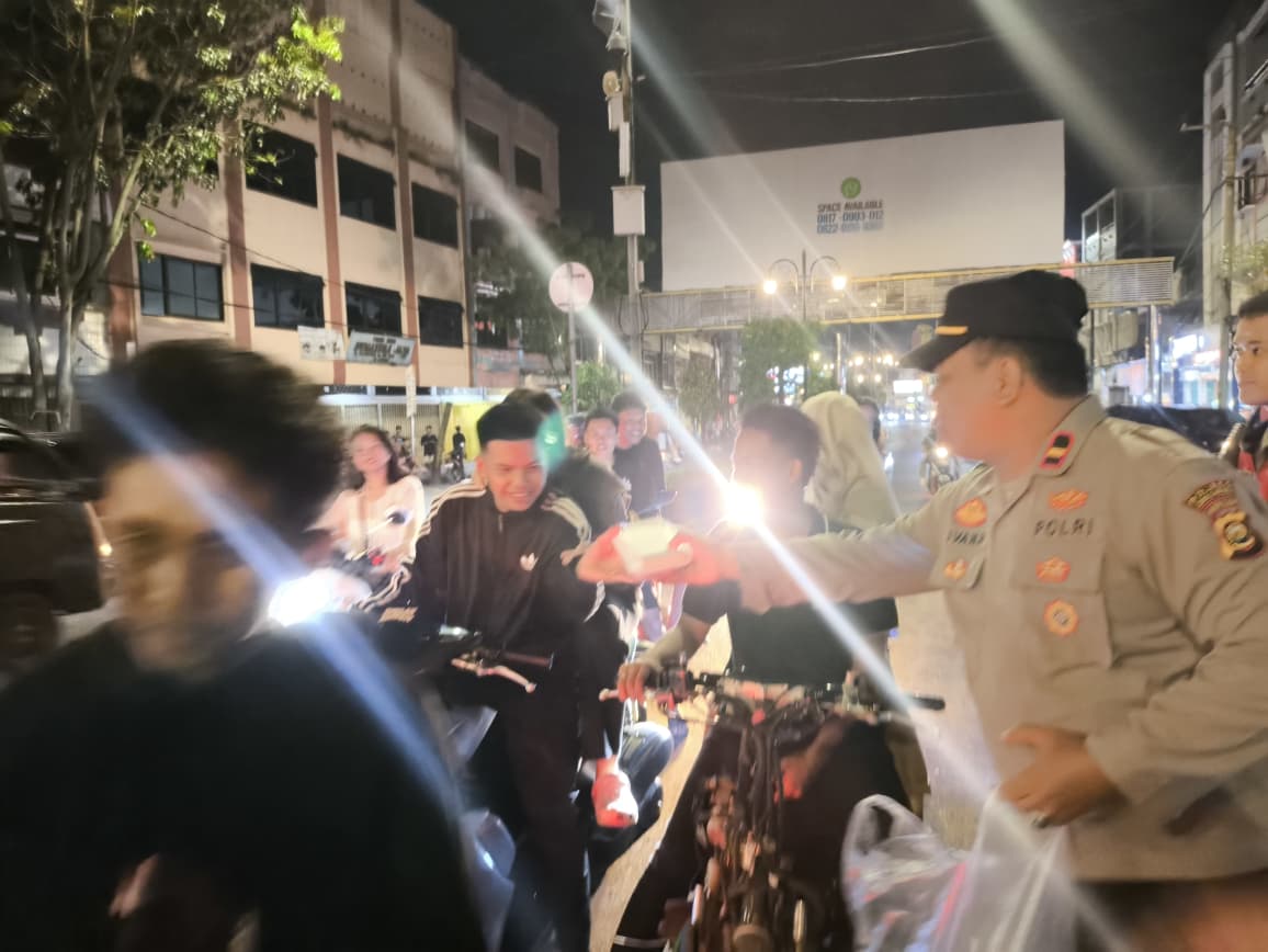 Malam Pergantian Tahun, Polres Lubuklinggau Bagikan Nasi Kotak Kepada Masyarakat 