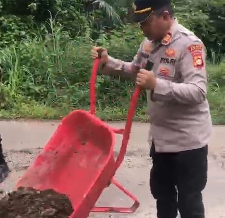 Kapolsek BTS Ulu Polres Musi Rawas Respon Cepat Timbun Jalan Berlubang Cegah Kecelakaan