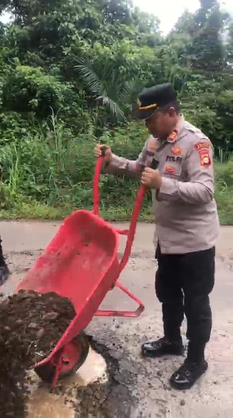 Kapolsek BTS Ulu Polres Musi Rawas Respon Cepat Timbun Jalan Berlubang Cegah Kecelakaan