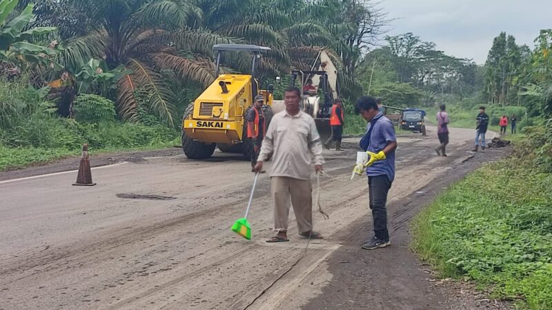 Polres Musi Rawas Bersama Pemda Lakukan Peninjauan Kegiatan Perbaikan Jalan Lintas Nasional Tepatnya di Kecamatan Muara Beliti-Muara Lakitan