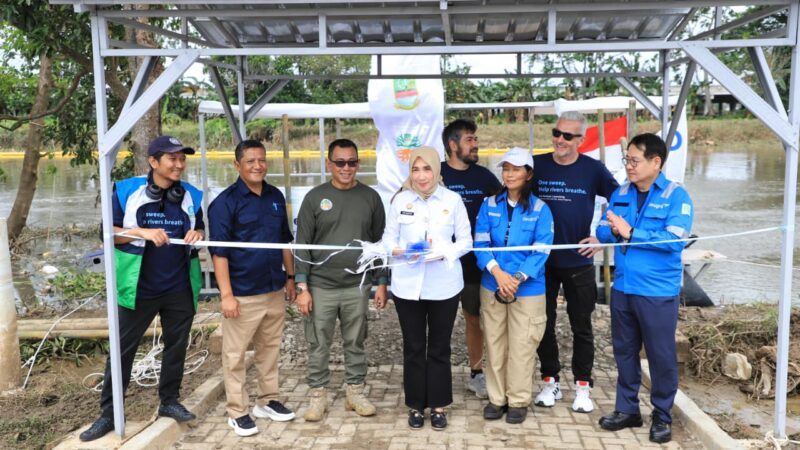 Pemkab Bekasi Terima Bantuan Kapal Penjaring Sampah Sungai dari Jerman