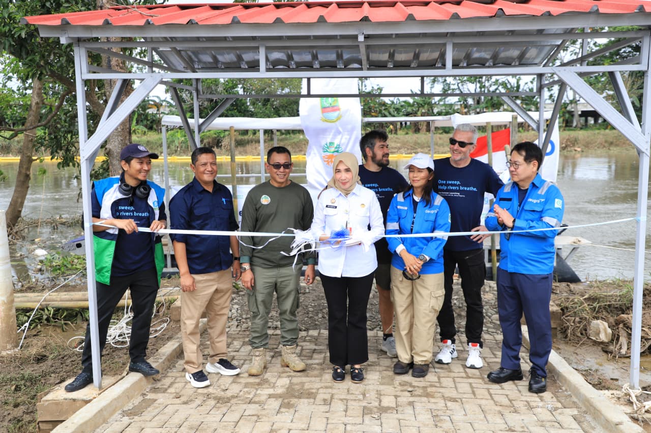 Pemkab Bekasi Terima Bantuan Kapal Penjaring Sampah Sungai dari Jerman