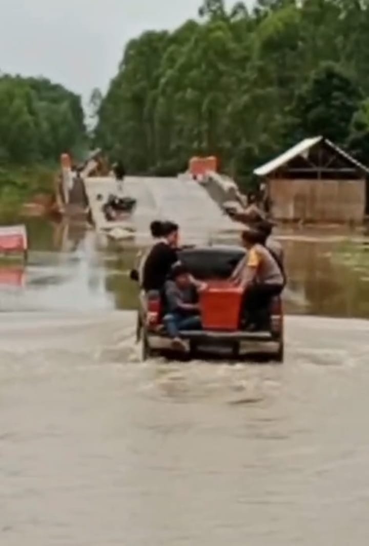 Polsek BTS Ulu Polres Musi Rawas Terapkan “Polri Untuk Masyarakat”, Bantu Warga Evakuasi Jenazah Terhambat Luapan Air