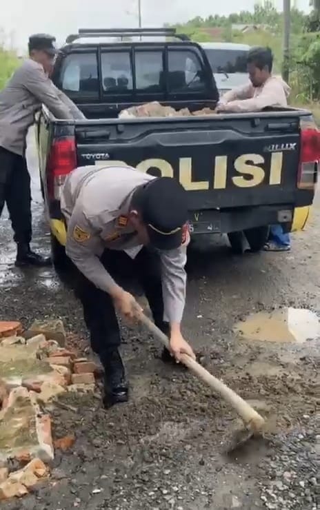 Kembali, Polsek BTS Ulu Polres Musi Rawas Berikan Pelayanan kepada Masyarakat, Timbun Jalan Berlubang