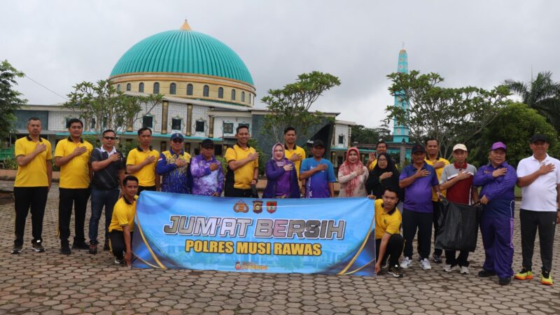 Sukseskan Perintah Presiden RI Bersih-Bersih Nasional, Polres Musi Rawas Bersama Pemda Kurve Taman Beregam dan Masjid Agung Darussalam