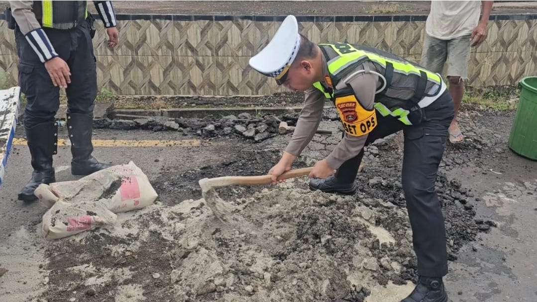 Operasi Keselamatan Musi 2026, Satlantas Polres Musi Rawas Lakukan Penambalan Jalan Berlubang di Jalan Lintas Km. 12 Kecamatan Muara Beliti