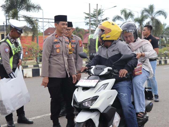 Berbagi di Bulan Suci Ramadhan, Kapolres dan Wakapolres Musi Rawas Bagi Takjil Kepada Pengguna Jalan 