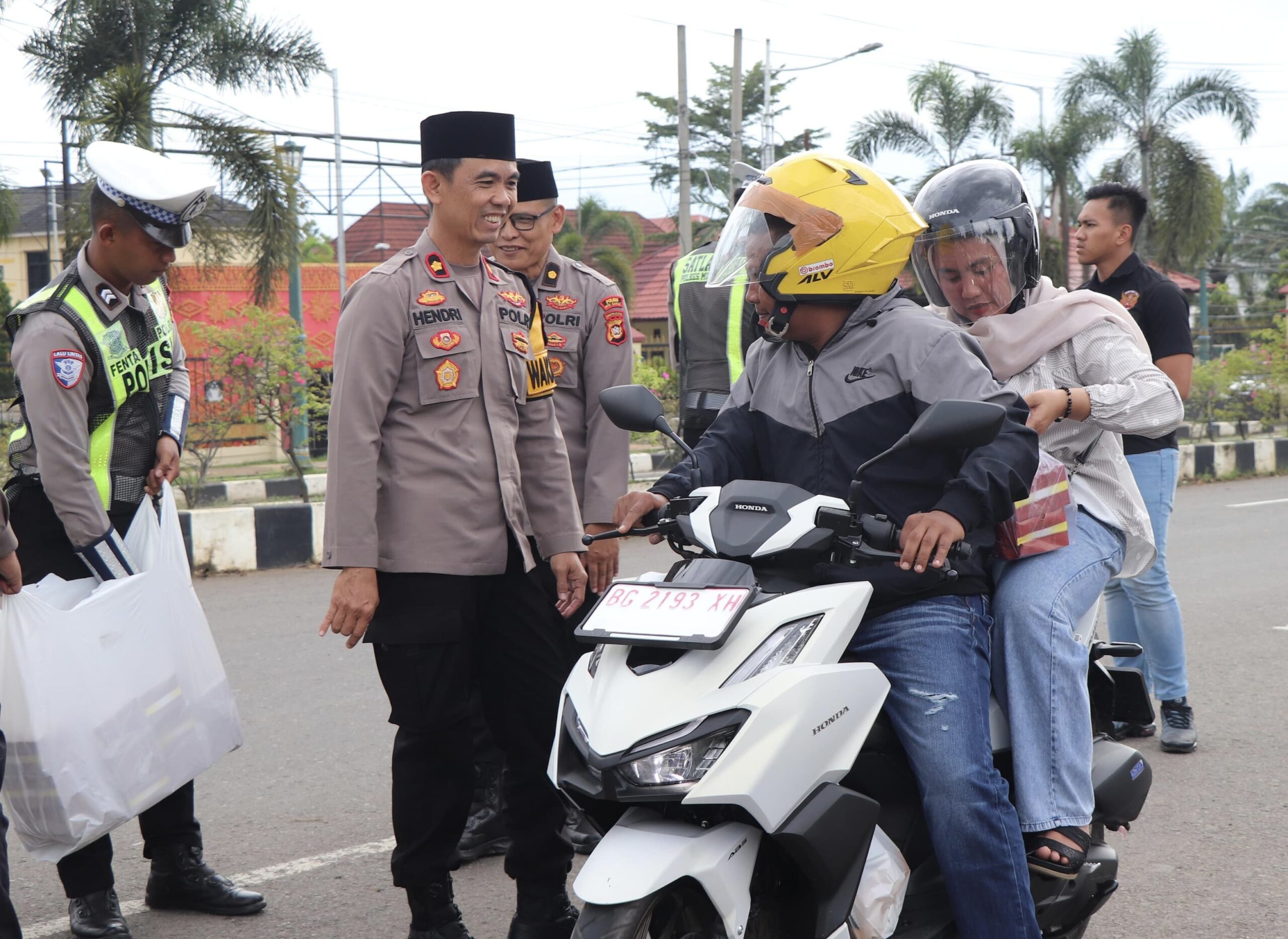 Berbagi di Bulan Suci Ramadhan, Kapolres dan Wakapolres Musi Rawas Bagi Takjil Kepada Pengguna Jalan 