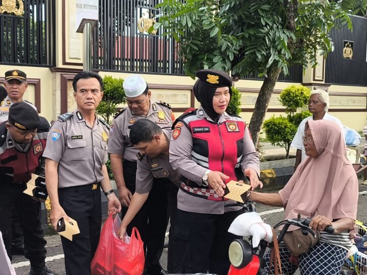 Sat Samapta Polres Lubuk Linggau Hadir Membawa Kesejukan Bagi Para Pengguna Jalan Melalui Aksi Bagi-Bagi Takjil