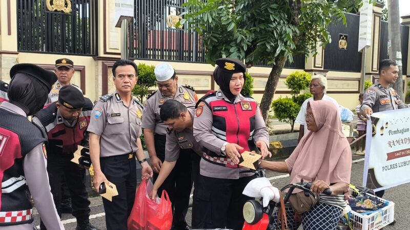 Sat Samapta Polres Lubuk Linggau Hadir Membawa Kesejukan Bagi Para Pengguna Jalan Melalui Aksi Bagi-Bagi Takjil