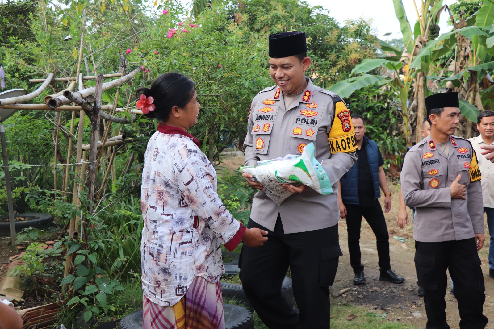 Tunjukkan Kepedulian Kapolres Bersama Satreskrim Polres Musi Rawas Salurkan Sembako ke Panti Asuhan dan Door to Door Kerumah Warga Hingga Bagikan Takjil
