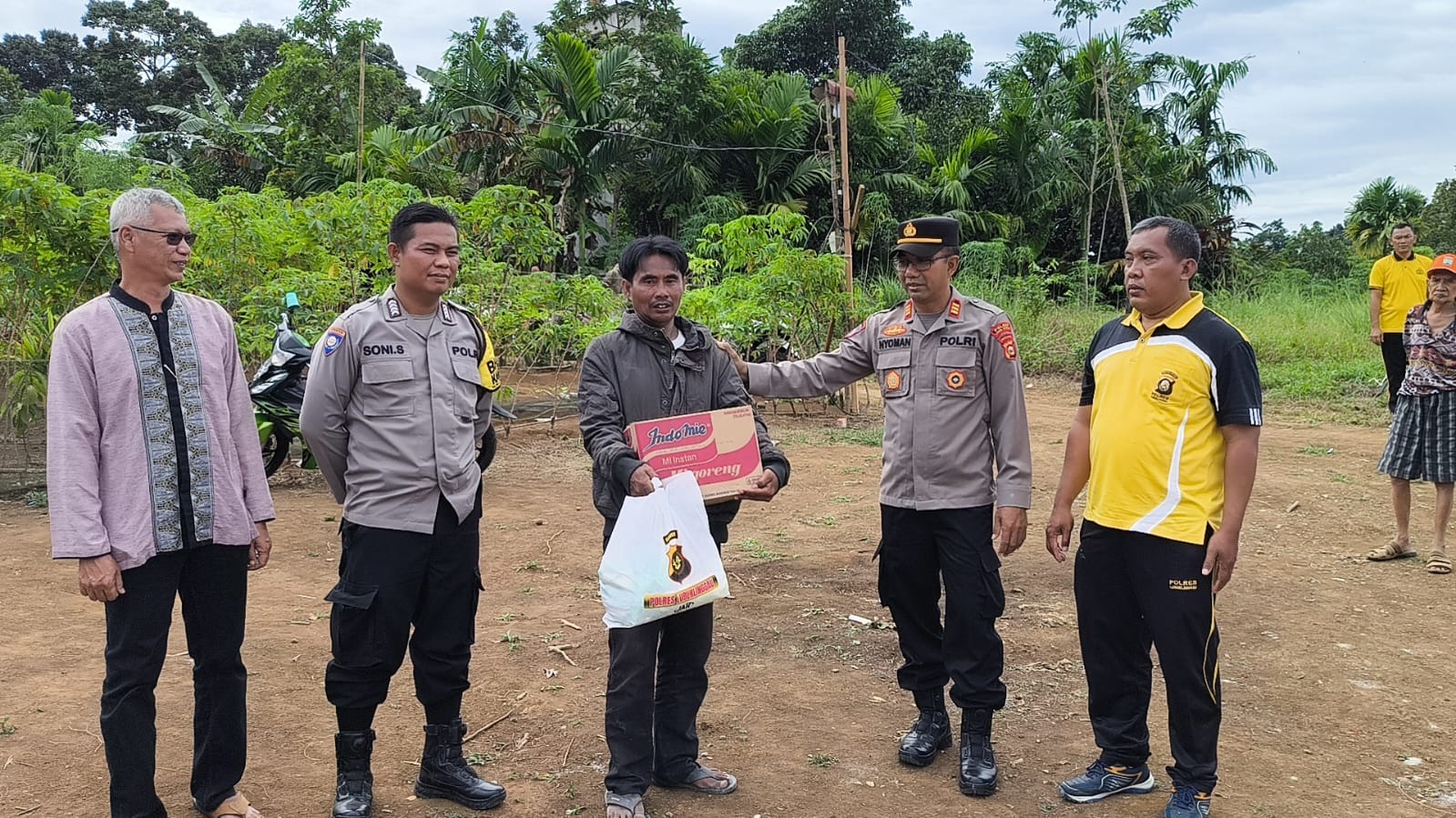 Angin Puting Beliung Menerjang Hebat Rumah Warga Mengalami Kerusakan Parah, Satuan Binmas Polres Lubuk Linggau Bergerak Cepat Kepedulian Terhadap Sesama