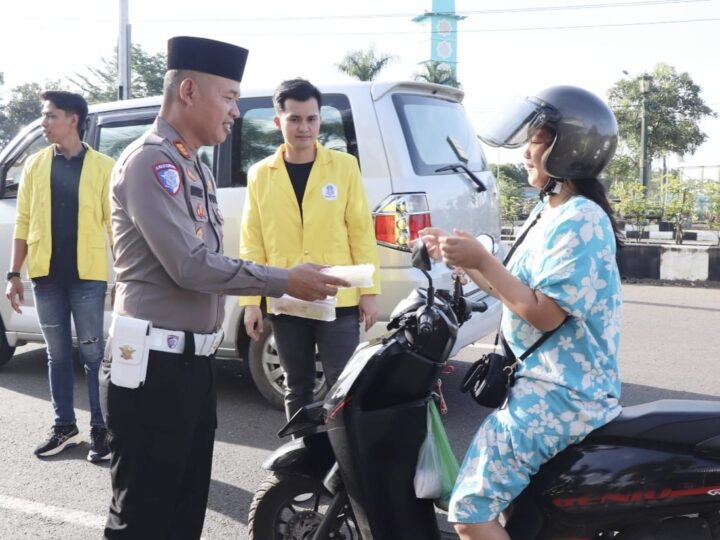 Dari Was-Was Dikira Razia Malah Berakhir Bahagia, Satlantas Polres Musi Rawas Bersama Komunitas Ojek Beliti dan Mahasiswa Bagi Takjil 