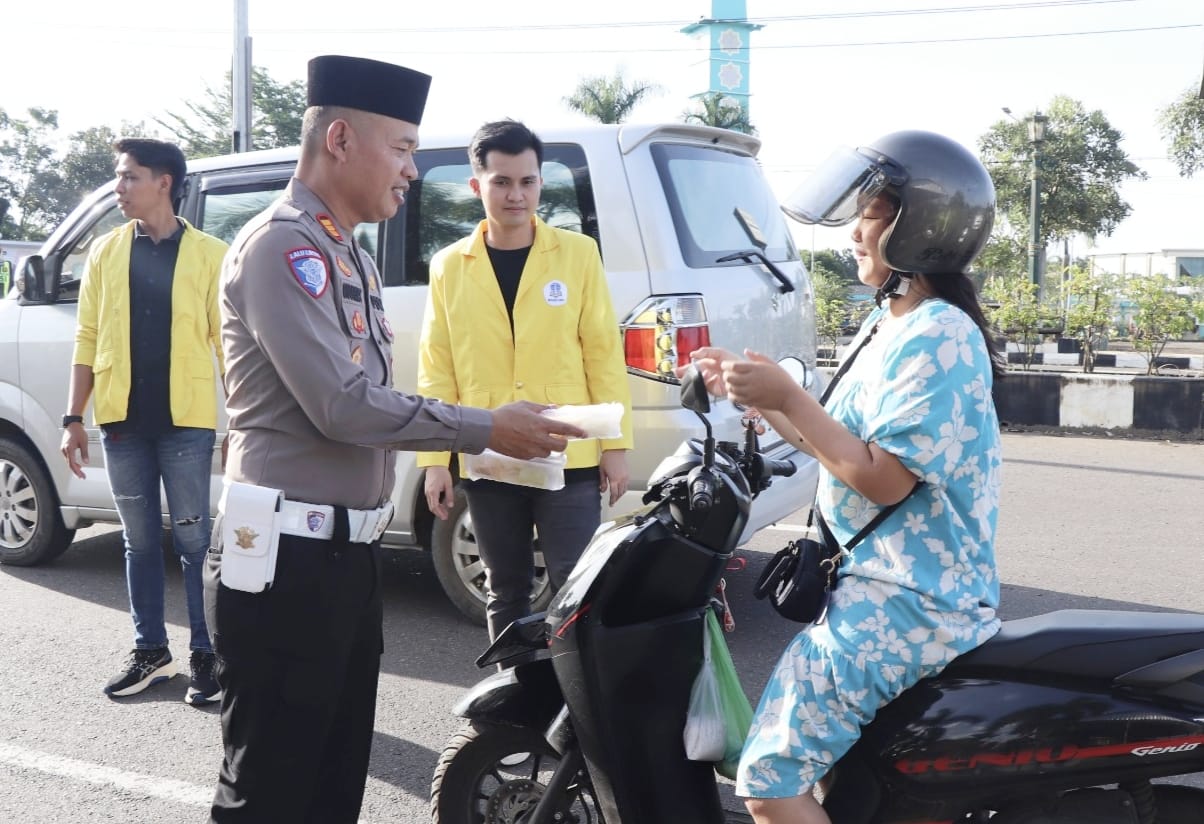 Dari Was-Was Dikira Razia Malah Berakhir Bahagia, Satlantas Polres Musi Rawas Bersama Komunitas Ojek Beliti dan Mahasiswa Bagi Takjil 