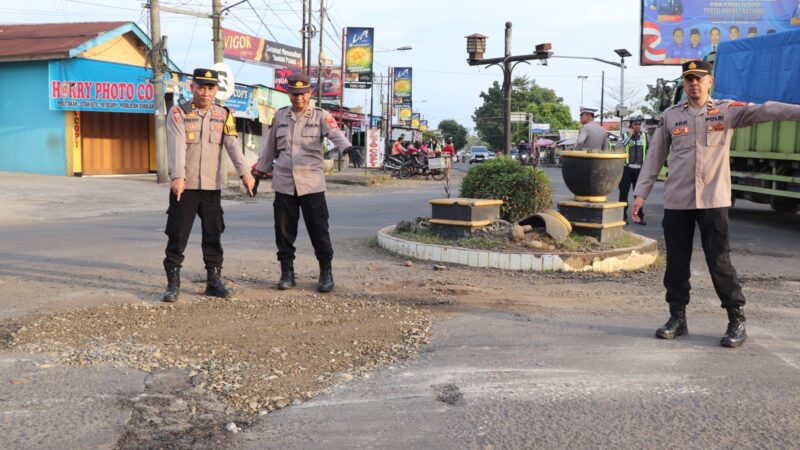 Kapolres Musi Rawas Bersama Stakeholder Pimpin Penambalan Jalan Berlubang, Sukseskan Program Belida Polda Sumsel dan Dukung Indonesia Asri