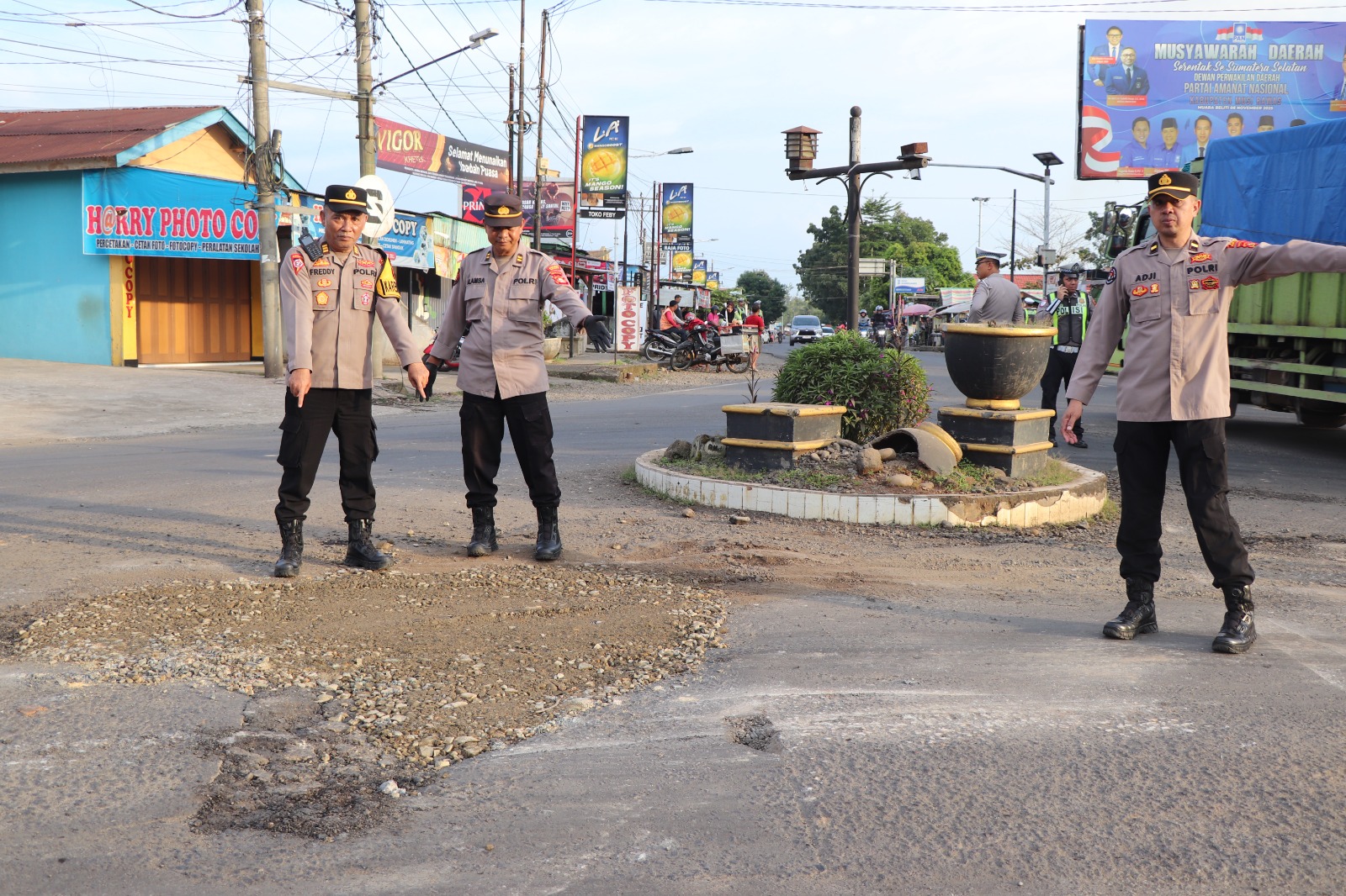 Kapolres Musi Rawas Bersama Stakeholder Pimpin Penambalan Jalan Berlubang, Sukseskan Program Belida Polda Sumsel dan Dukung Indonesia Asri