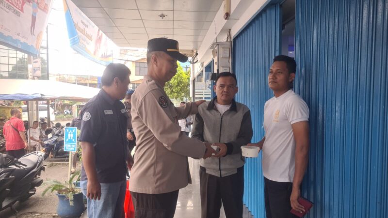 Debu Jalanan di Sepanjang Jalan Yos Sudarso Tidak Menyurutkan Semangat Jajaran Sihumas Polres Lubuk Linggau Untuk Berbagi Kebaikan