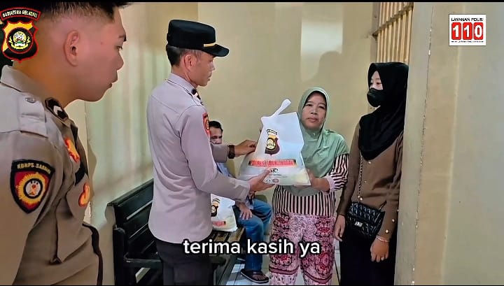 Melalui Unit SPKT Polres Lubuk Linggau Salurkan Bantuan Berupa Bingkisan Kepada Keluarga Para Tahanan Program Pedulian Sosial 