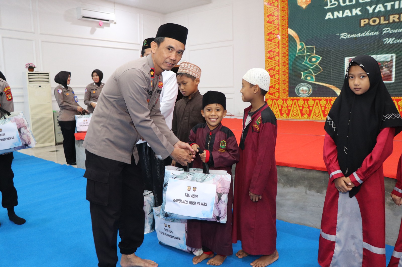 Ramadhan Penuh Berkah, Polres Musi Rawas Buka Puasa Bersama Anak Yatim dan Kaum Dhuafa, Serta Salurkan Santunan 
