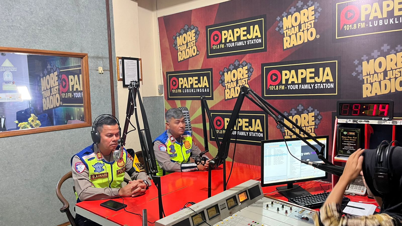 Tingkatkan Kesadaran Masyarakat Akan Pentingnya Keselamatan Berlalu Lintas, Sat Lantas Polres Lubuk Linggau Laksanakan kegiatan “Polantas Menyapa Sahabat Radio Papeja” 