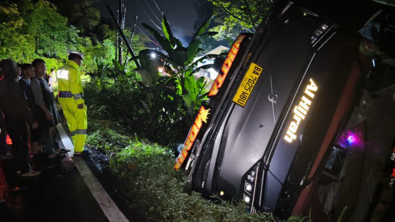 Dini Hari di Lahat: Laporan Warga ke 110 Picu Evakuasi Bus Masuk Jurang