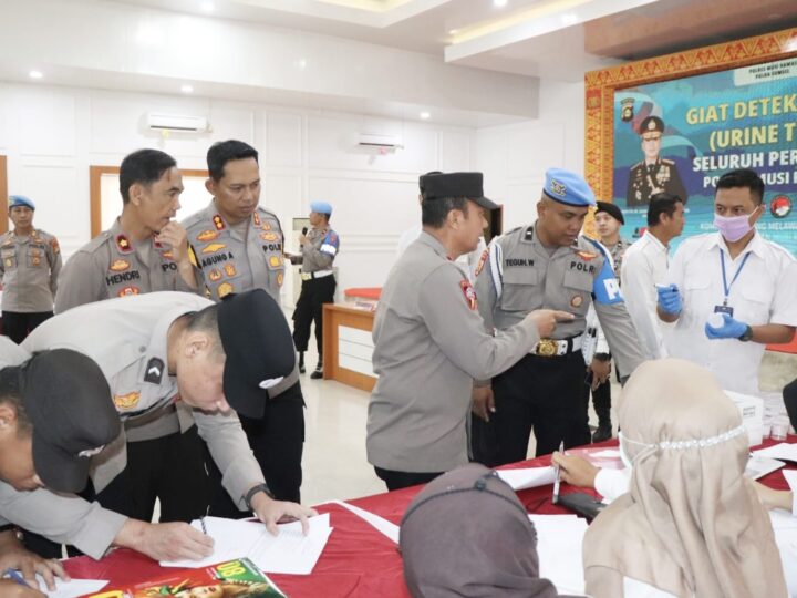 Kapolres Musi Rawas Pimpin Langsung Tes Urine Seluruh Personel, Guna Memastikan Bebas Dari Penyalahgunaan Narkoba 