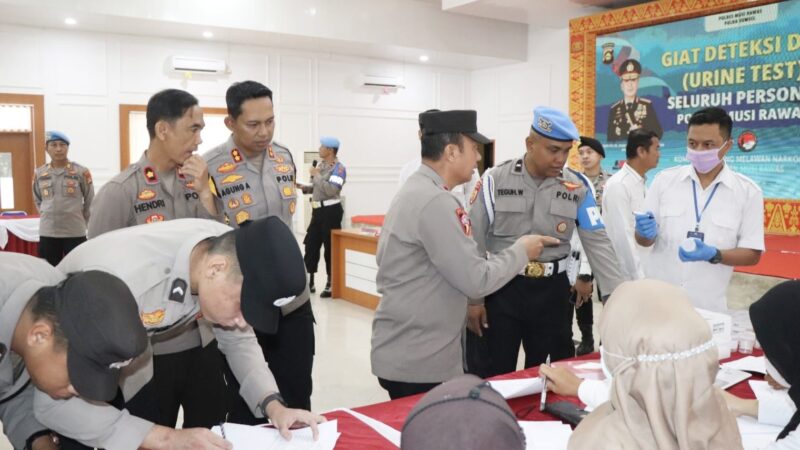 Kapolres Musi Rawas Pimpin Langsung Tes Urine Seluruh Personel, Guna Memastikan Bebas Dari Penyalahgunaan Narkoba 