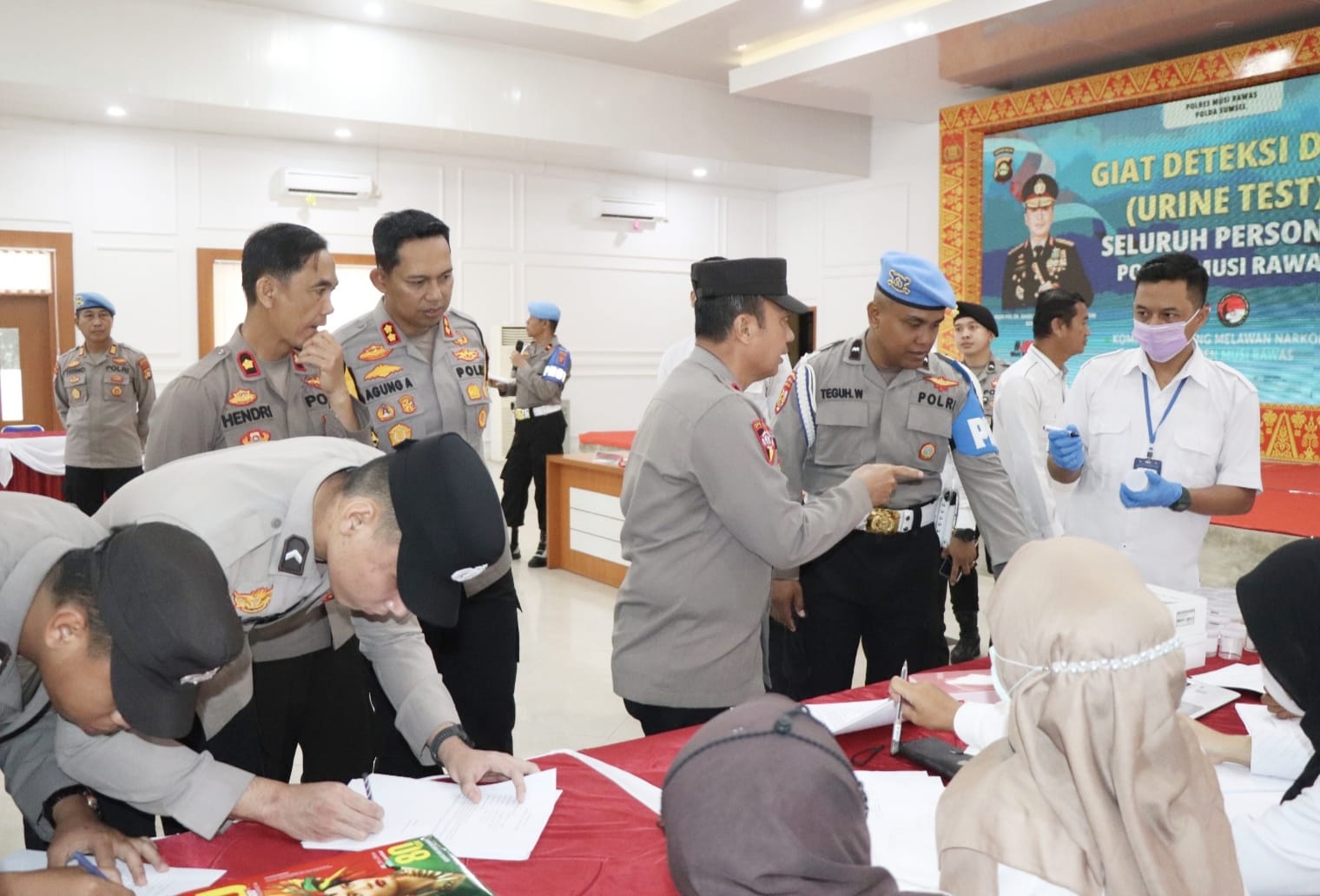 Kapolres Musi Rawas Pimpin Langsung Tes Urine Seluruh Personel, Guna Memastikan Bebas Dari Penyalahgunaan Narkoba 