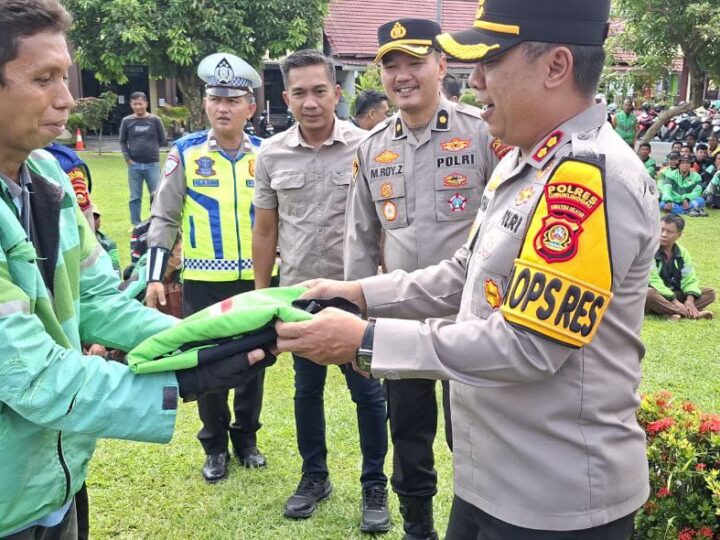 Ratusan Pengemudi Ojek Online Tampak Memadati Area Markas kepolisian Rangka Mendukung Keselamatan Berlalu Lintas di Kota Lubuk Linggau
