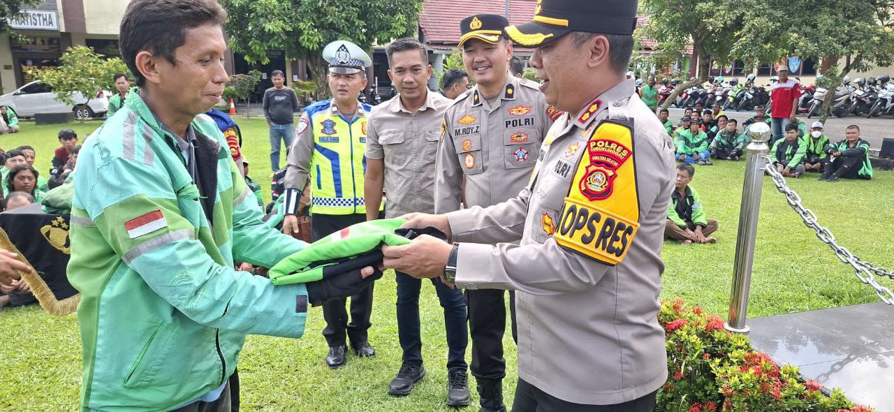 Ratusan Pengemudi Ojek Online Tampak Memadati Area Markas kepolisian Rangka Mendukung Keselamatan Berlalu Lintas di Kota Lubuk Linggau