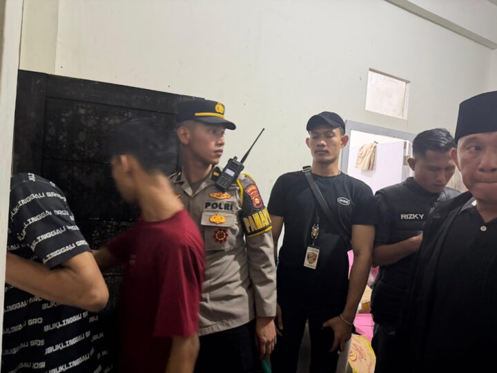 Polres Lubuk Linggau Tunjukkan Kesiapsiagaan Tinggi menolong Kebakaran Sebuah Gudang Barang di Lantai 3 Toko Lubuk Linggau Grosir