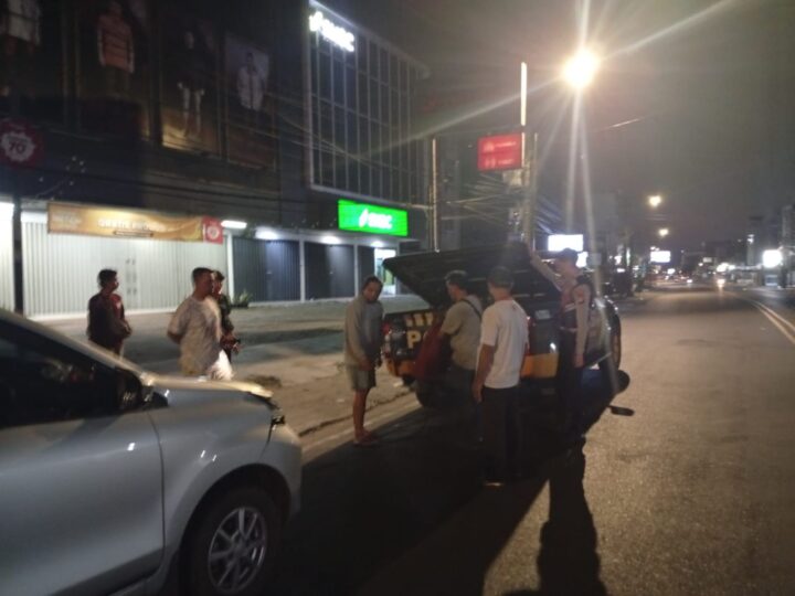 Personel Patroli Sat Samapta Polres Lubuklinggau Quick Response Bergerak Sigap Membantu Pemudik dari Baturaja, Sumsel Hendak Pulang ke Sumatera Barat 