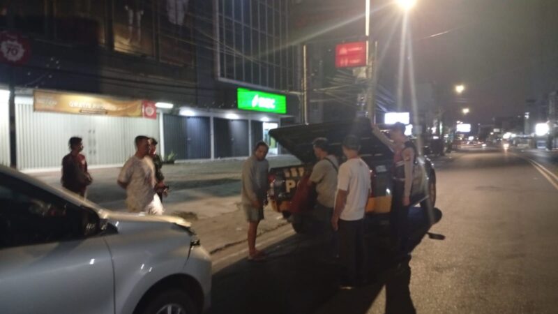 Personel Patroli Sat Samapta Polres Lubuklinggau Quick Response Bergerak Sigap Membantu Pemudik dari Baturaja, Sumsel Hendak Pulang ke Sumatera Barat 