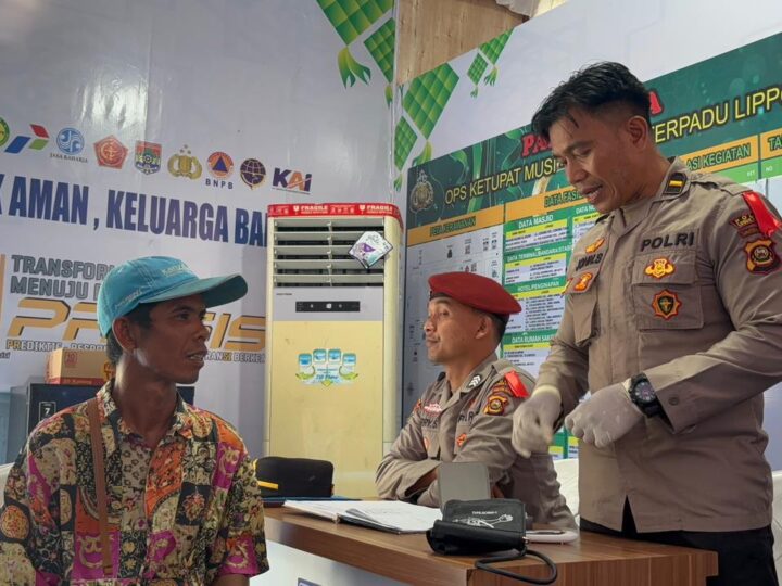 Tetap Siaga di Lapangan, Sidokkes Polres Lubuklinggau Memberikan Pelayanan Kesehatan Prima Kepada Para Pemudik