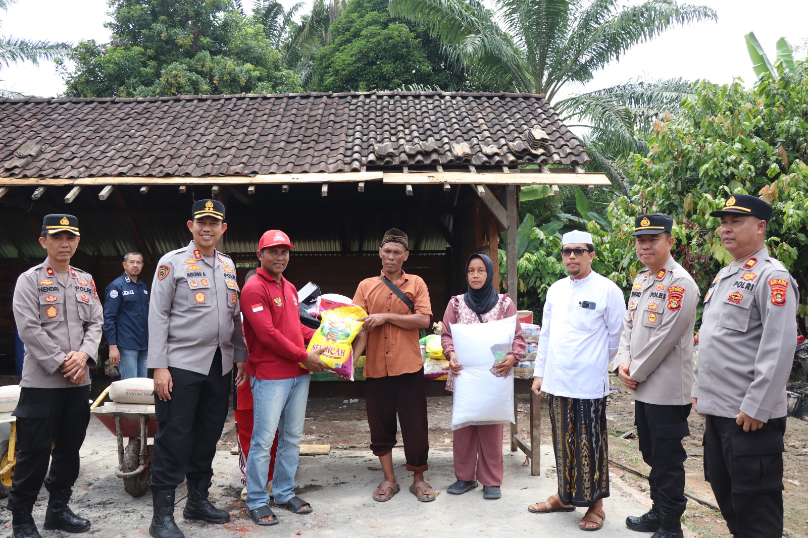 Wujud Kepedulian, Kapolres Musi Rawas dan PCNU Sambangi Korban Kebakaran di desa Wonosari