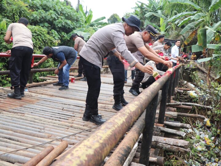 Sukseskan Program BELIDA, Polres Musi Rawas Perbaiki Jembatan Sungai Use Desa Pulau Panggung