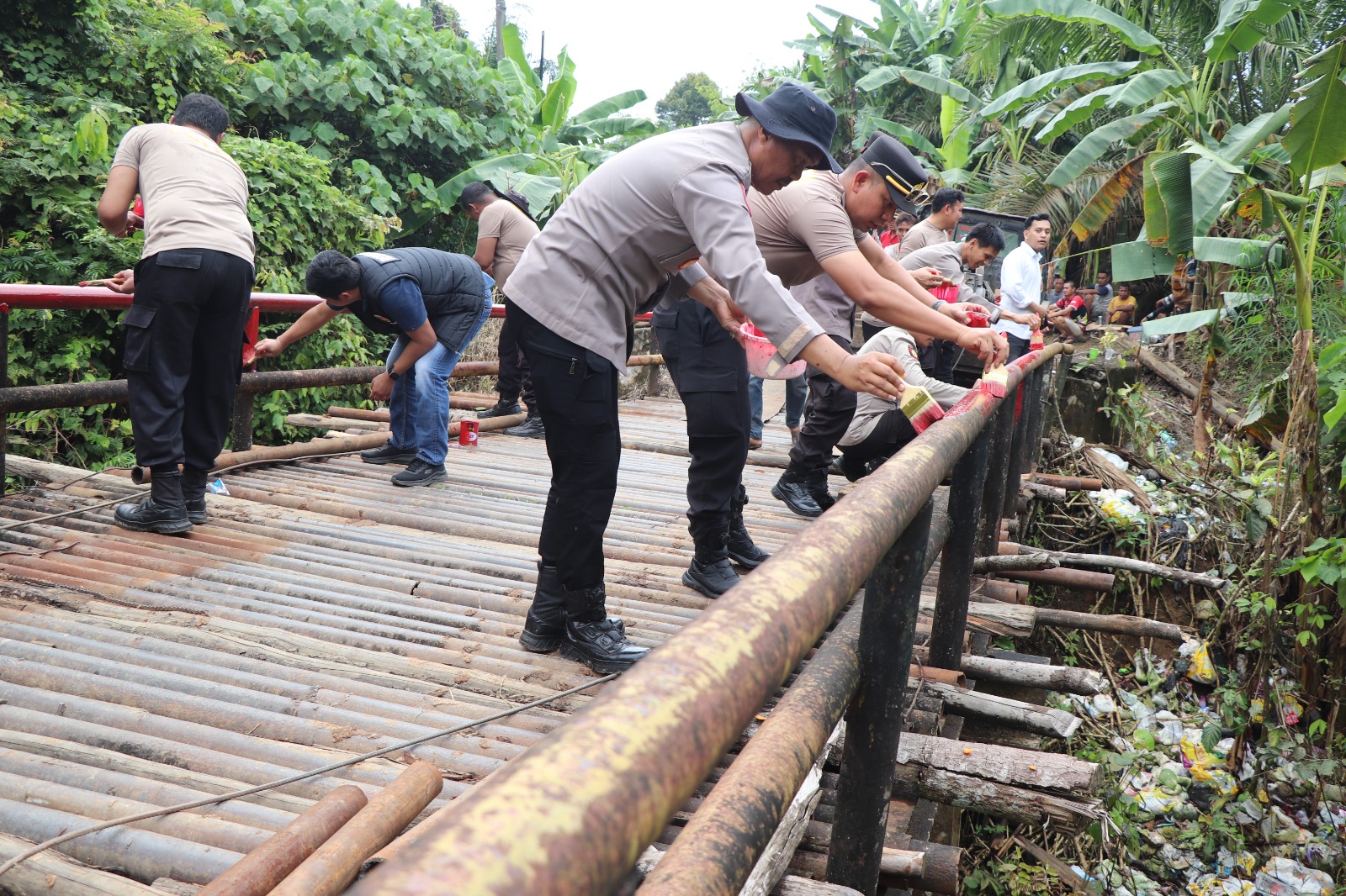 Sukseskan Program BELIDA, Polres Musi Rawas Perbaiki Jembatan Sungai Use Desa Pulau Panggung