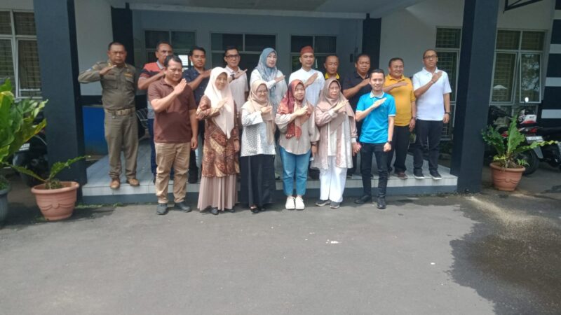 Rumah Warga Desa Karanganyar Roboh, Wabup Tuti Serahkan Bantuan Rutilahu