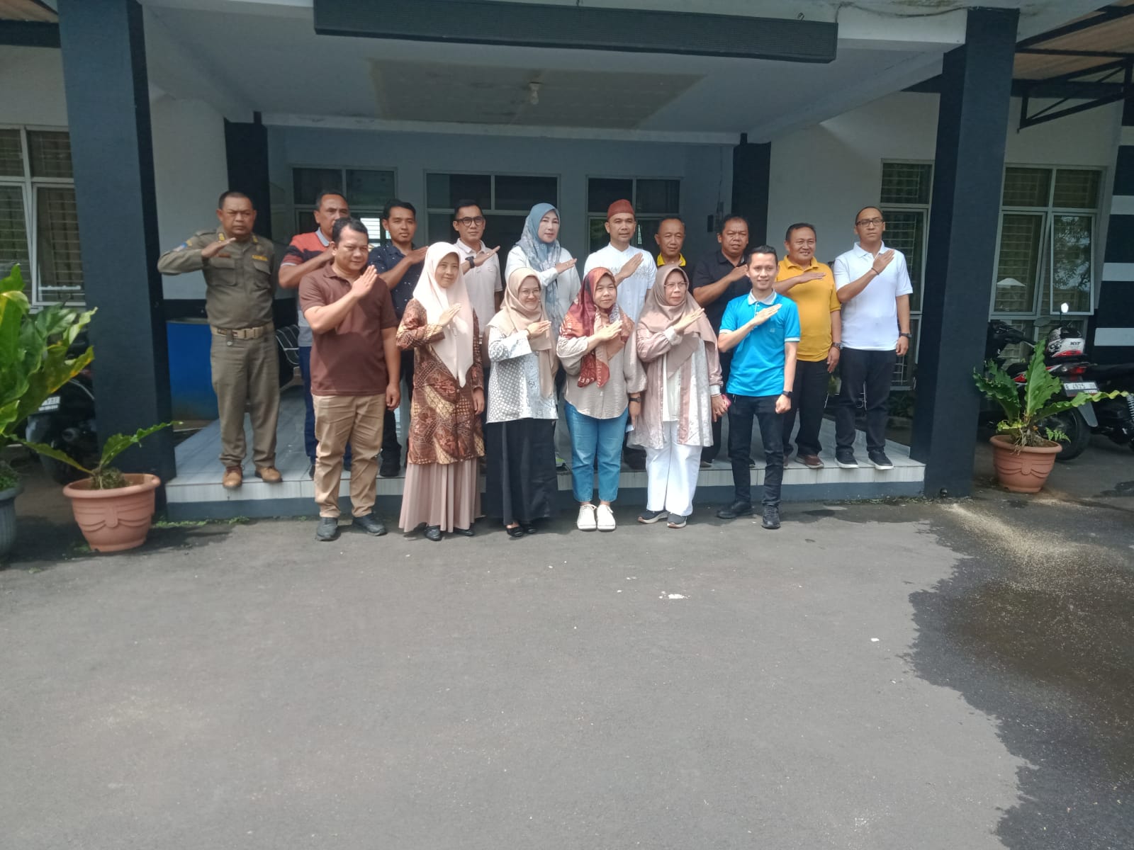 Rumah Warga Desa Karanganyar Roboh, Wabup Tuti Serahkan Bantuan Rutilahu